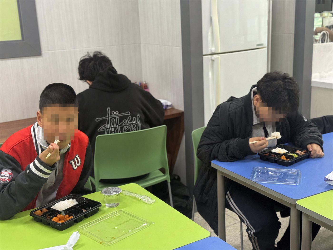 얼굴만 모자이크 처리한 아침 도시락 지원 현장