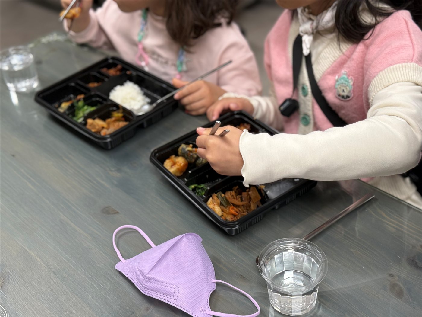 아침 도시락을 먹는 아동들의 모습
